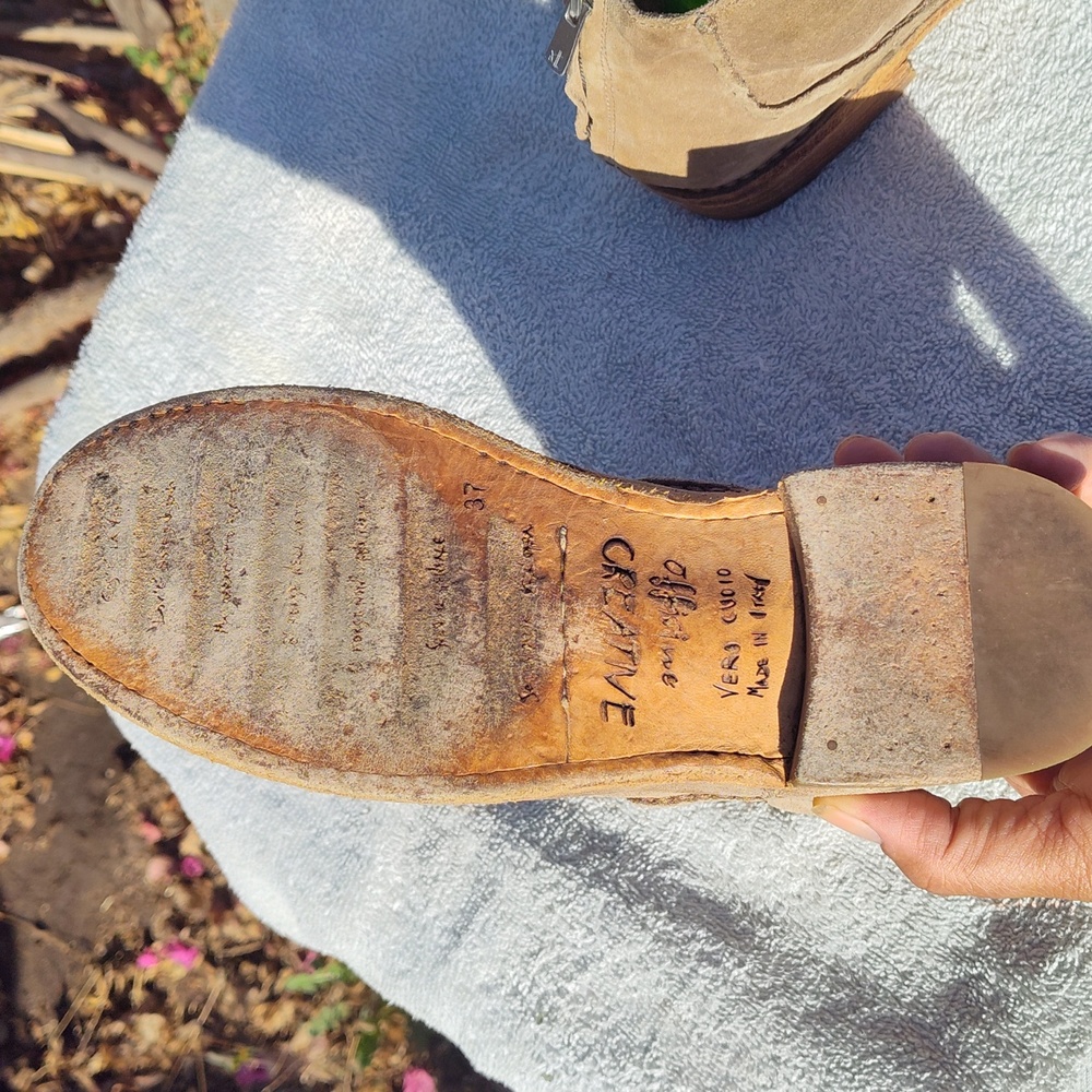 Boot's - Picture 2 of 5